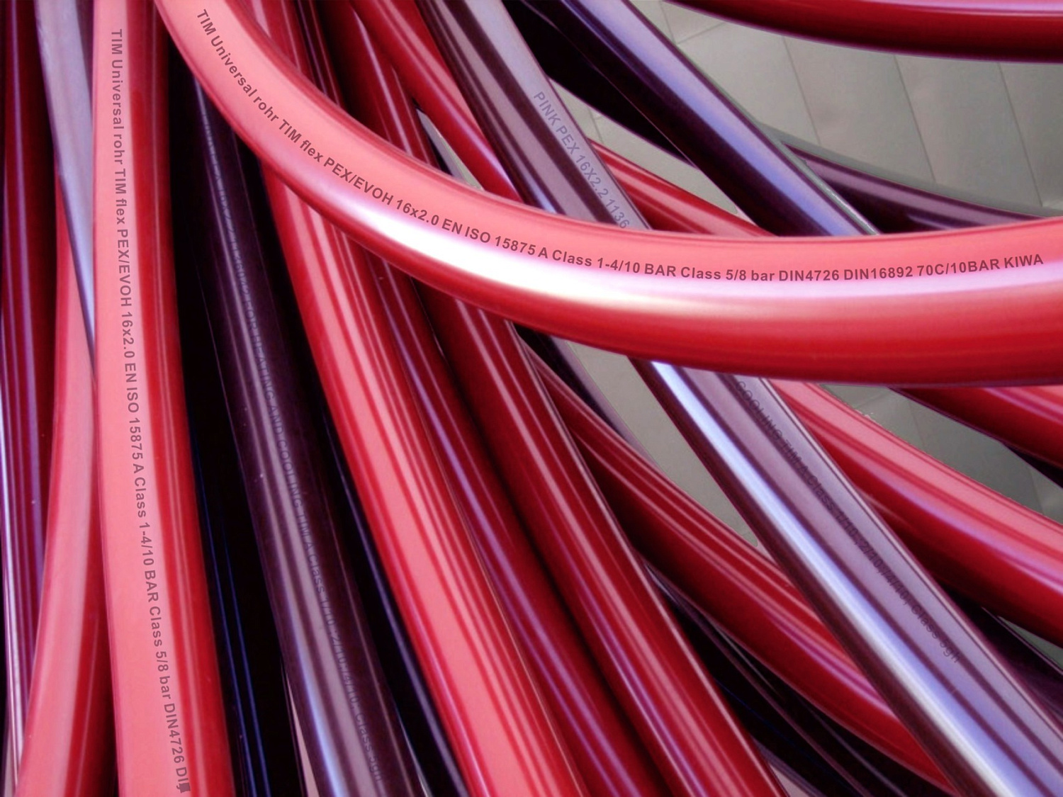 Труба для теплого пола из сшитого полиэтилена 16*2.0 TIM PE-Xb Бухта 600м красная